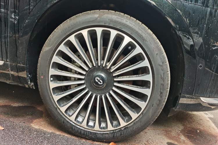 Used Hima AITO M9 2024 Range-Extended Ultra Version 52 kWh 6-Seater Model Right Front Wheel Hub