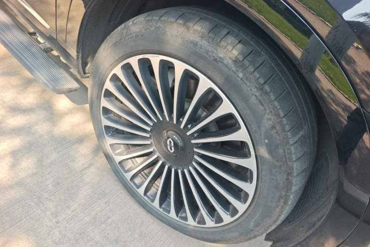 Used Hima AITO M9 2024 Range-Extended Ultra Version 52 kWh 6-Seater Model Right Front Wheel Hub