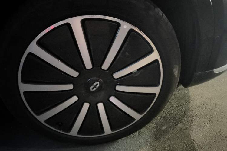 Used Hima AITO M9 2024 Range-Extended Ultra Version 52 kWh 6-Seater Model Right Front Wheel Hub