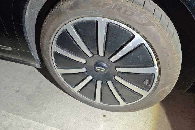 Used Hima AITO M9 2024 Range-Extended Ultra Version 52 kWh 5-Seater Model Right Front Wheel Hub