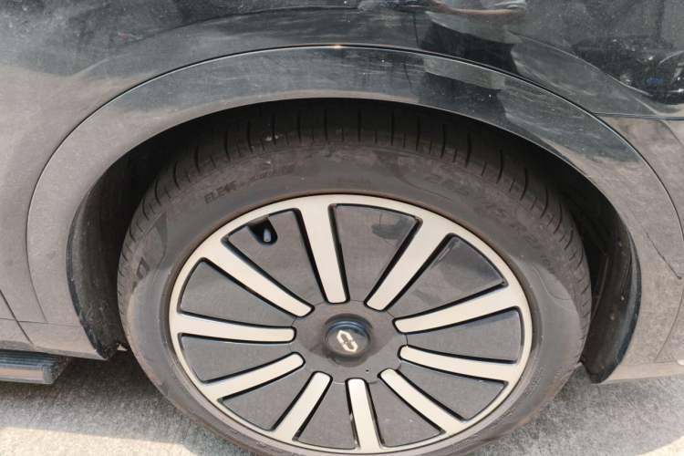 Used Hima AITO M9 2024 Range-Extended Ultra Version 42 kWh 6-Seater Model Right Front Wheel Hub