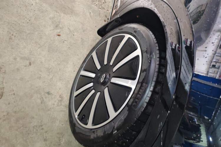 Used Hima AITO M9 2024 Range-Extended Ultra Version 52 kWh 6-Seater Model Right Front Wheel Hub