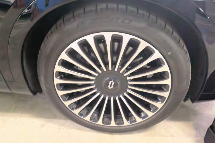 Used Hima AITO M9 2024 Range-Extended Ultra Version 52 kWh 6-Seater Model Right Front Wheel Hub