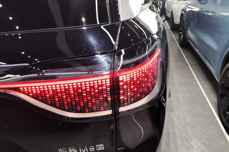 Used Hima AITO M9 2024 All-Electric Ultra Version 100 kWh 6-Seater Model Right Rear Taillight