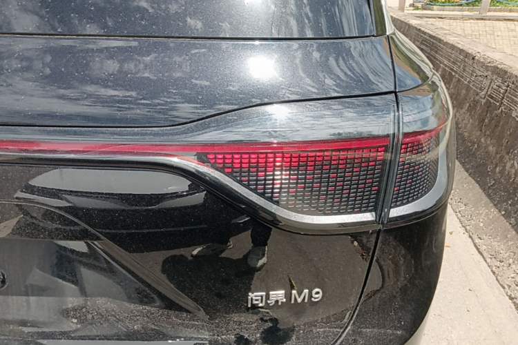 Used Hima AITO M9 2024 Range-Extended Ultra Version 52 kWh 6-Seater Model Right Rear Taillight