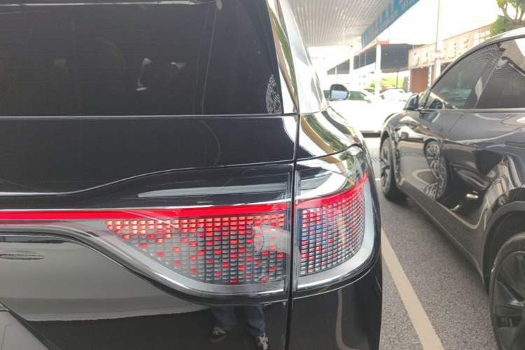 Used Hima AITO M9 2024 Range-Extended Max Edition 42 kWh 6-Seater Version Right Rear Taillight