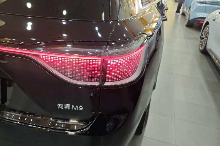 Used Hima AITO M9 2024 Range-Extended Ultra Version 52 kWh 5-Seater Model Right Rear Taillight
