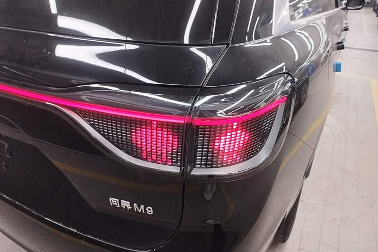 Used Hima AITO M9 2024 Range-Extended Ultra Version 42 kWh 6-Seater Model Right Rear Taillight