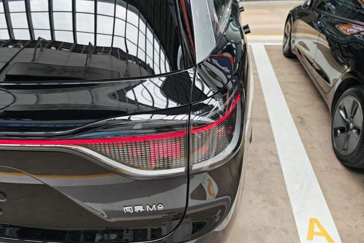 Used Hima AITO M9 2024 Range-Extended Ultra Version 52 kWh 6-Seater Model Right Rear Taillight