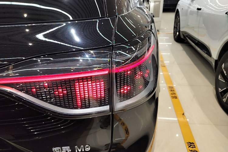 Used Hima AITO M9 2024 Range-Extended Ultra Version 52 kWh 6-Seater Model Right Rear Taillight