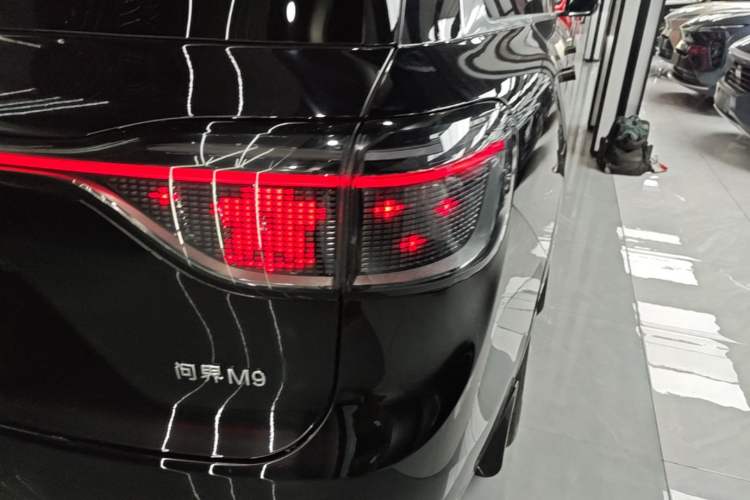 Used Hima AITO M9 2024 Range-Extended Ultra Version 52 kWh 5-Seater Model Right Rear Taillight