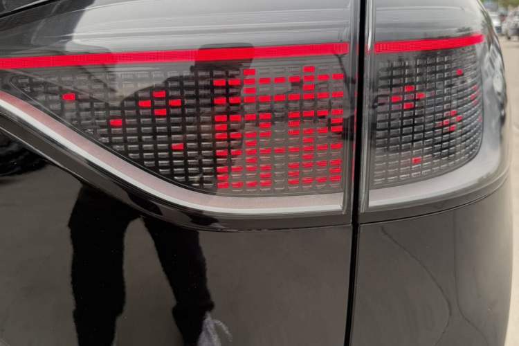 Used Hima AITO M9 2024 Range-Extended Max Edition 42 kWh 6-Seater Version Right Rear Taillight