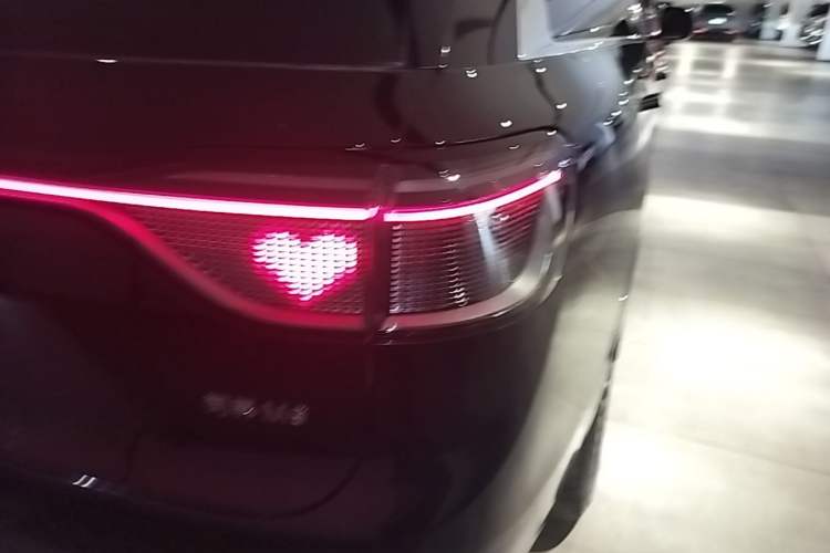 Used Hima AITO M9 2024 Range-Extended Max Edition 42 kWh 6-Seater Version Right Rear Taillight