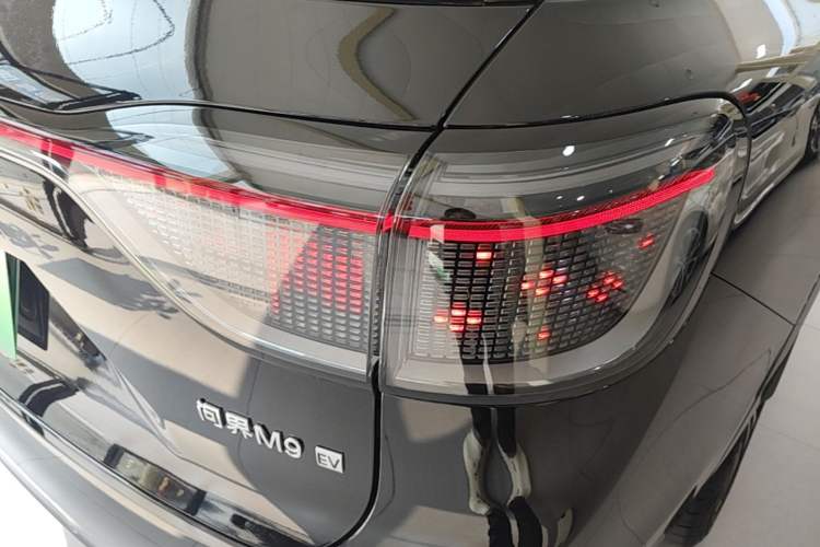 Used Hima AITO M9 2024 All-Electric Ultra Version 100 kWh 6-Seater Model Right Rear Taillight