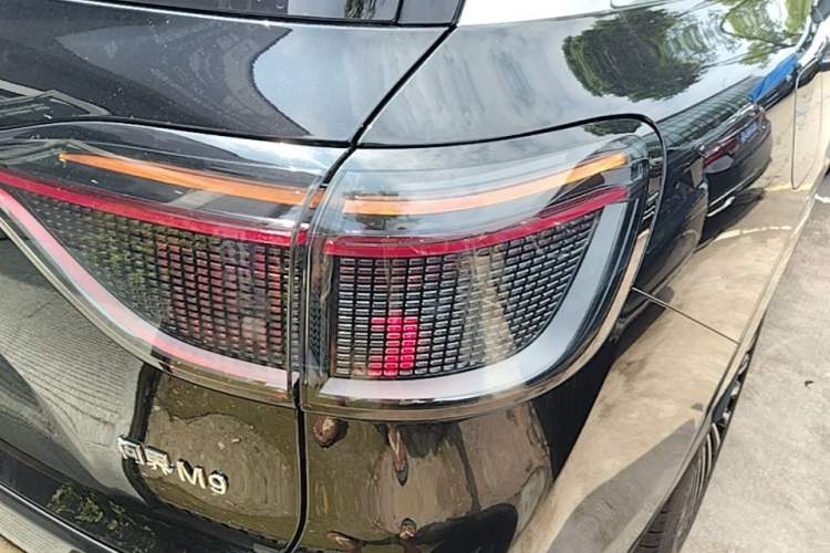 Used Hima AITO M9 2024 Range-Extended Ultra Version 52 kWh 5-Seater Model Right Rear Taillight
