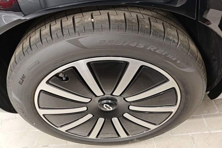 Used Hima AITO M9 2024 Range-Extended Ultra Version 42 kWh 6-Seater Model Right Rear Wheel Hub