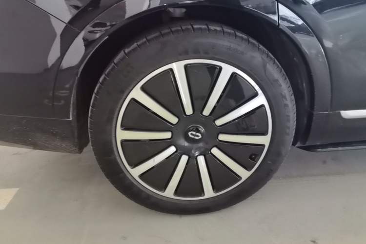 Used Hima AITO M9 2024 Range-Extended Ultra Version 42 kWh 6-Seater Model Right Rear Wheel Hub
