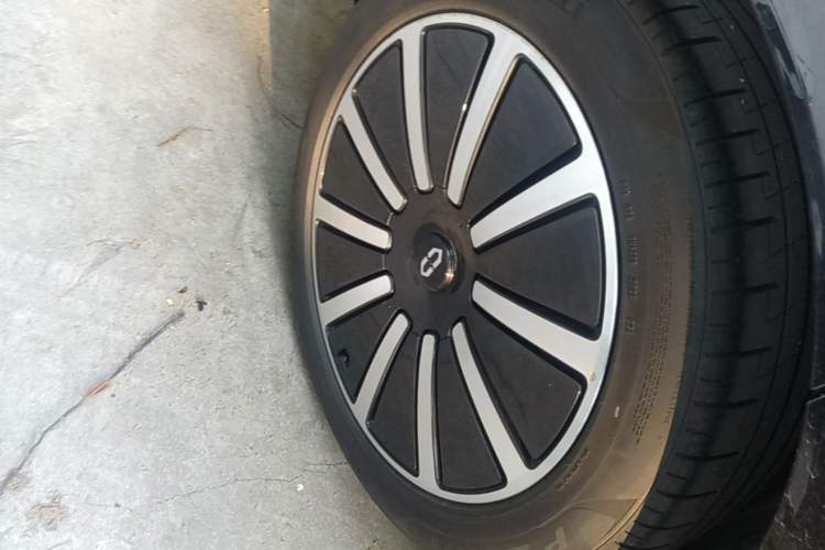 Used Hima AITO M9 2024 Range-Extended Ultra Version 42 kWh 6-Seater Model Right Rear Wheel Hub
