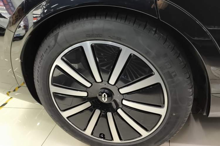 Used Hima AITO M9 2024 Range-Extended Ultra Version 42 kWh 6-Seater Model Right Rear Wheel Hub