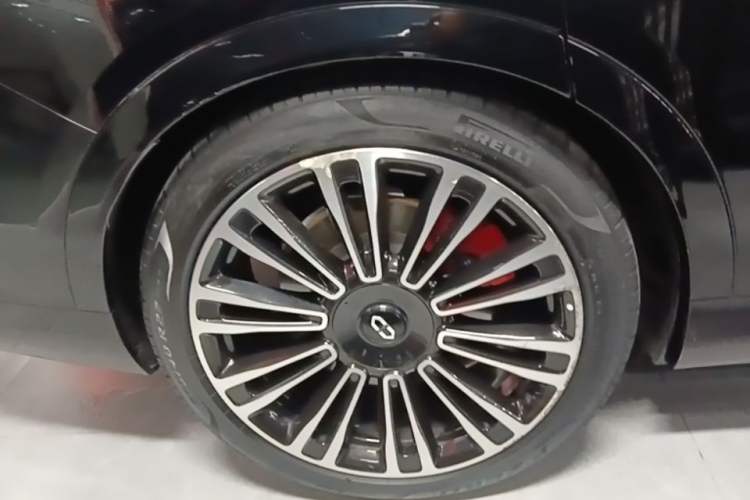 Used Hima AITO M9 2024 Range-Extended Ultra Version 52 kWh 6-Seater Model Right Rear Wheel Hub
