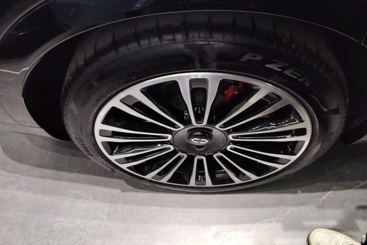 Used Hima AITO M9 2024 All-Electric Ultra Version 100 kWh 6-Seater Model Right Rear Wheel Hub