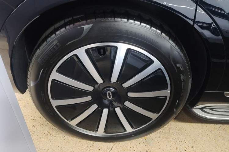 Used Hima AITO M9 2024 Range-Extended Ultra Version 42 kWh 6-Seater Model Right Rear Wheel Hub
