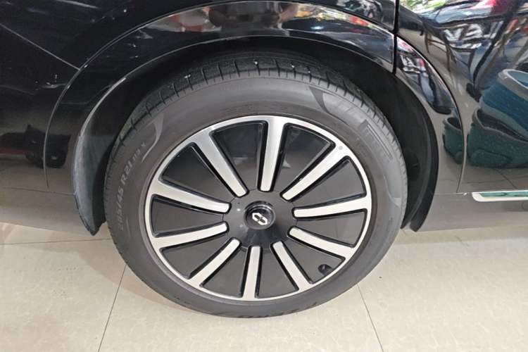 Used Hima AITO M9 2024 Range-Extended Ultra Version 42 kWh 6-Seater Model Right Rear Wheel Hub