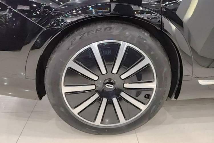 Used Hima AITO M9 2024 Range-Extended Max Edition 42 kWh 6-Seater Version Right Rear Wheel Hub
