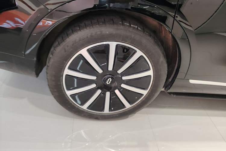 Used Hima AITO M9 2024 Range-Extended Ultra Version 42 kWh 6-Seater Model Right Rear Wheel Hub