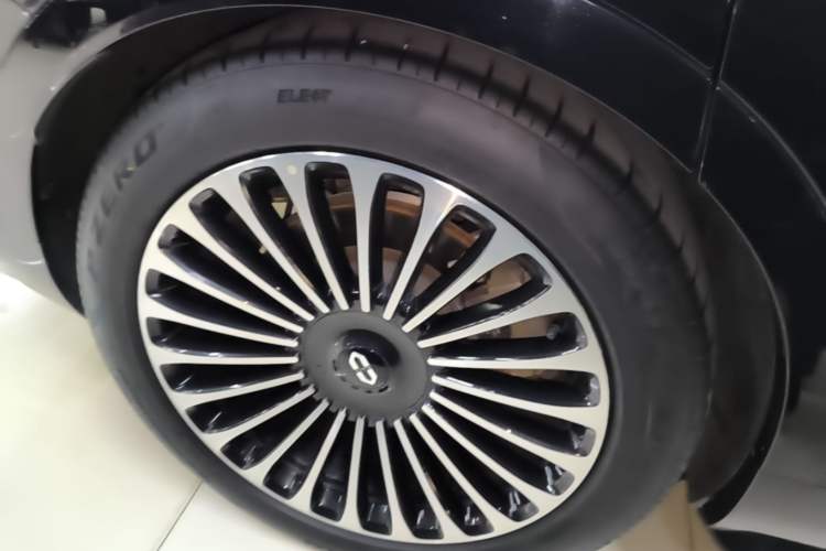 Used Hima AITO M9 2024 Range-Extended Ultra Version 52 kWh 5-Seater Model Right Rear Wheel Hub