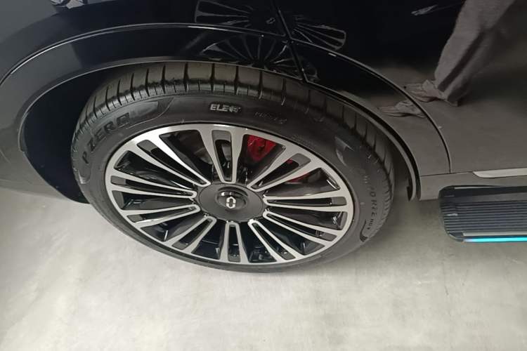 Used Hima AITO M9 2024 Range-Extended Ultra Version 42 kWh 6-Seater Model Right Rear Wheel Hub