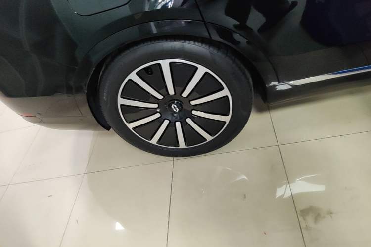 Used Hima AITO M9 2024 Range-Extended Max Edition 42 kWh 6-Seater Version Right Rear Wheel Hub