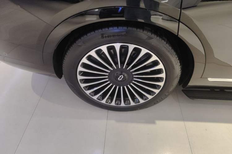 Used Hima AITO M9 2024 Range-Extended Max Edition 52 kWh 5-Seater Version Right Rear Wheel Hub