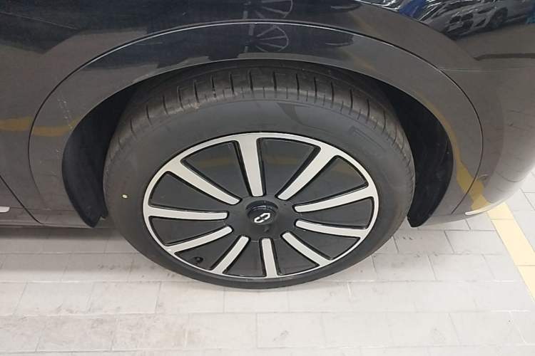 Used Hima AITO M9 2024 Range-Extended Ultra Version 42 kWh 6-Seater Model Right Rear Wheel Hub