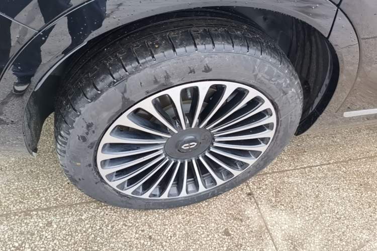 Used Hima AITO M9 2024 Range-Extended Max Edition 42 kWh 6-Seater Version Right Rear Wheel Hub