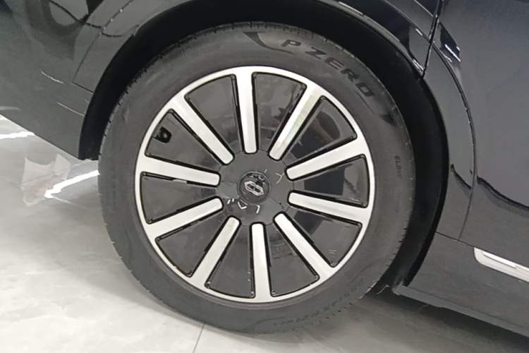 Used Hima AITO M9 2024 Range-Extended Max Edition 42 kWh 6-Seater Version Right Rear Wheel Hub