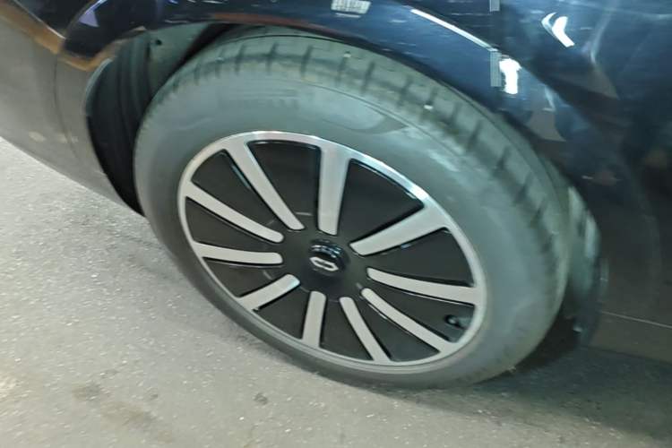 Used Hima AITO M9 2024 Range-Extended Ultra Version 42 kWh 6-Seater Model Right Rear Wheel Hub