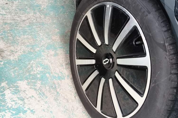 Used Hima AITO M9 2024 Range-Extended Max Edition 42 kWh 6-Seater Version Right Rear Wheel Hub