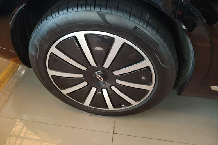 Used Hima AITO M9 2024 Range-Extended Max Edition 52 kWh 6-Seater Version Right Rear Wheel Hub