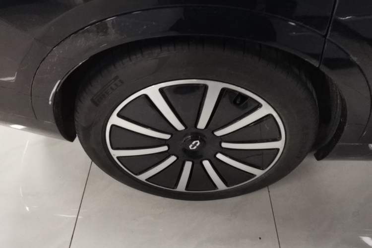 Used Hima AITO M9 2024 Range-Extended Max Edition 42 kWh 6-Seater Version Right Rear Wheel Hub