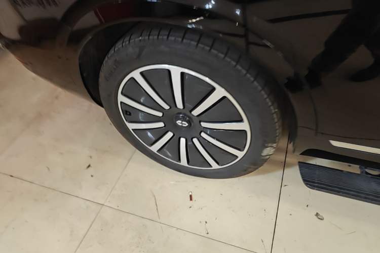 Used Hima AITO M9 2024 Range-Extended Ultra Version 52 kWh 6-Seater Model Right Rear Wheel Hub