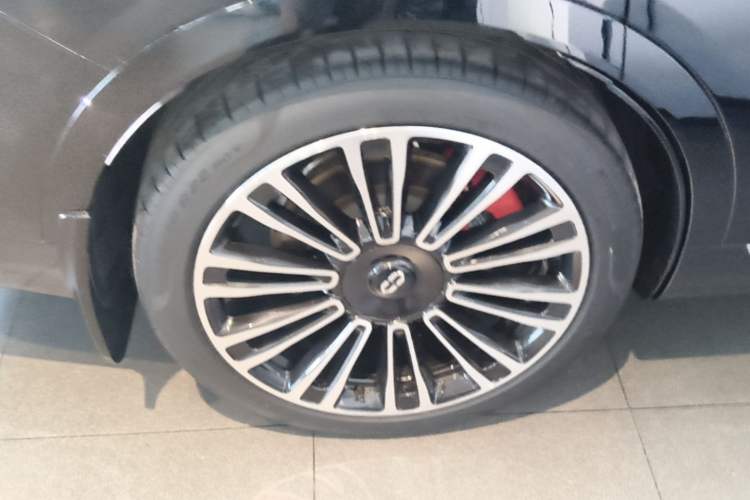 Used Hima AITO M9 2024 All-Electric Ultra Version 100 kWh 6-Seater Model Right Rear Wheel Hub