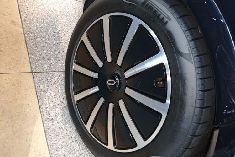 Used Hima AITO M9 2024 Range-Extended Ultra Version 52 kWh 6-Seater Model Right Rear Wheel Hub
