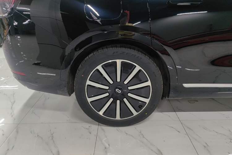 Used Hima AITO M9 2024 Range-Extended Max Edition 42 kWh 6-Seater Version Right Rear Wheel Hub