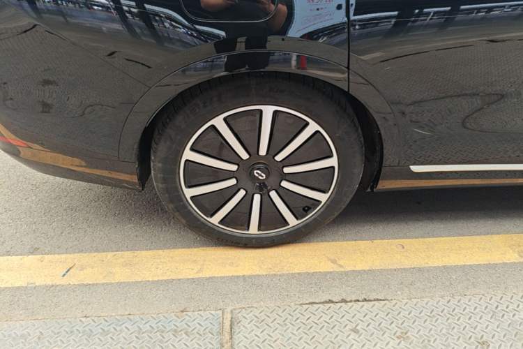 Used Hima AITO M9 2024 Range-Extended Ultra Version 52 kWh 6-Seater Model Right Rear Wheel Hub