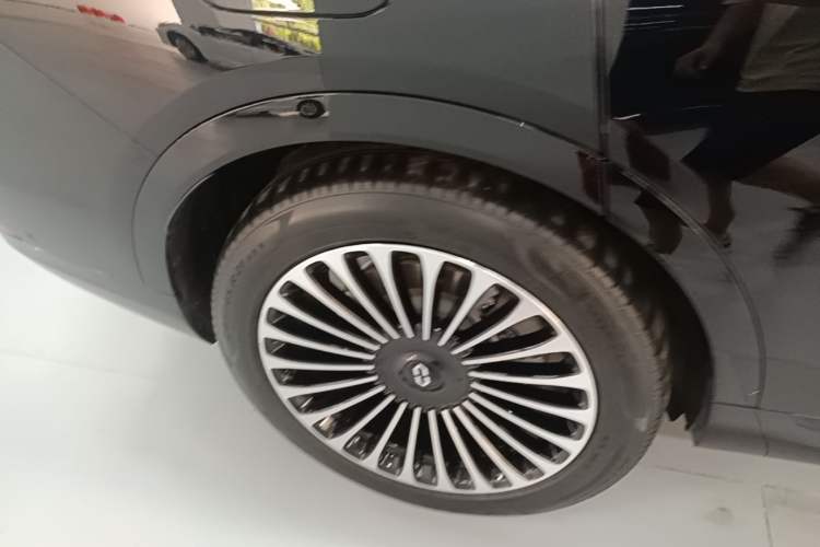 Used Hima AITO M9 2024 Range-Extended Max Edition 42 kWh 6-Seater Version Right Rear Wheel Hub