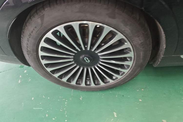 Used Hima AITO M9 2024 Range-Extended Ultra Version 52 kWh 6-Seater Model Right Rear Wheel Hub