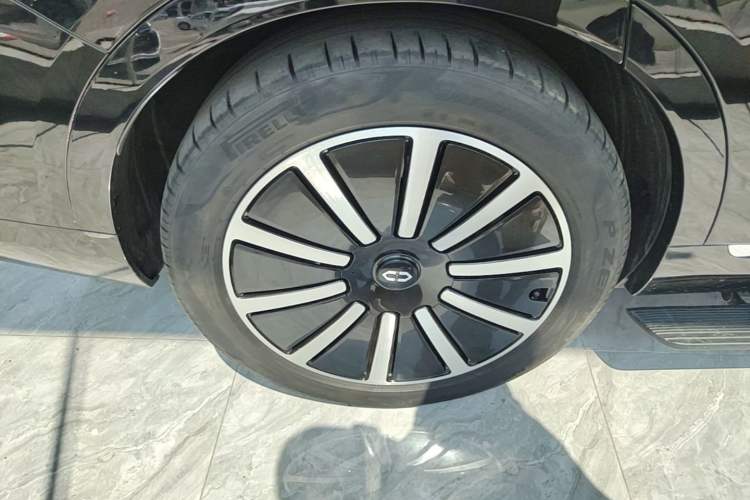 Used Hima AITO M9 2024 Range-Extended Ultra Version 42 kWh 6-Seater Model Right Rear Wheel Hub