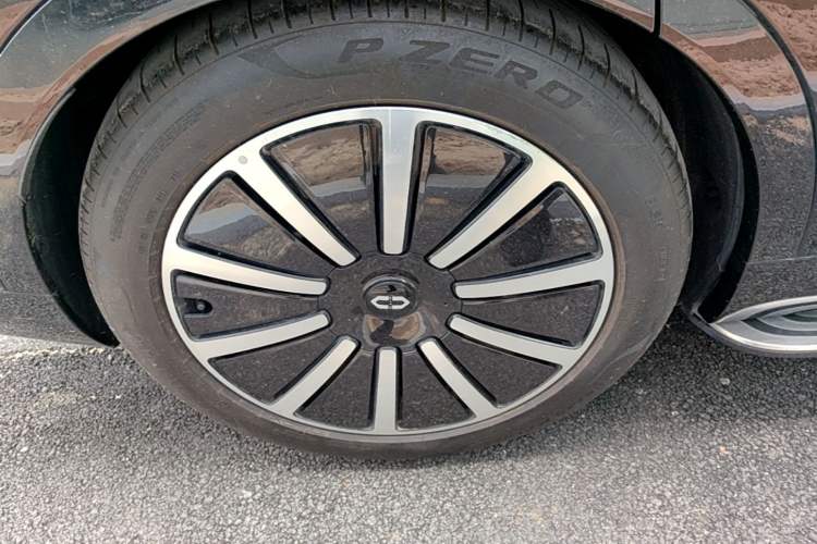 Used Hima AITO M9 2024 Range-Extended Ultra Version 42 kWh 6-Seater Model Right Rear Wheel Hub