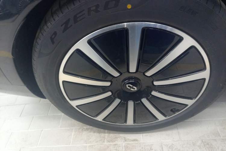 Used Hima AITO M9 2024 Range-Extended Ultra Version 42 kWh 6-Seater Model Right Rear Wheel Hub